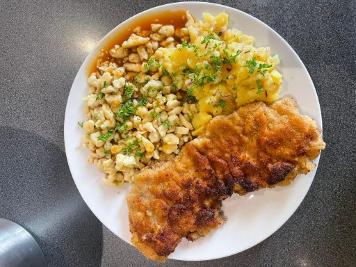 Schnitzel mit Spätzle und Soße